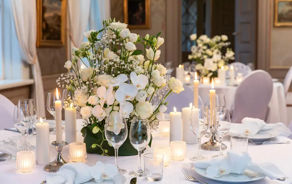 Dekorert bord til bryllup med hvite blomster
