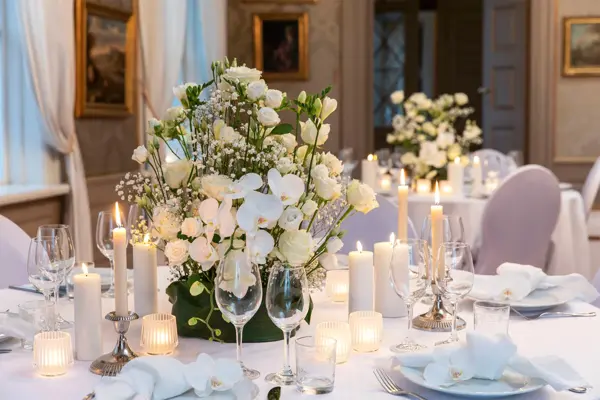 Dekorert bord til bryllup med hvite blomster