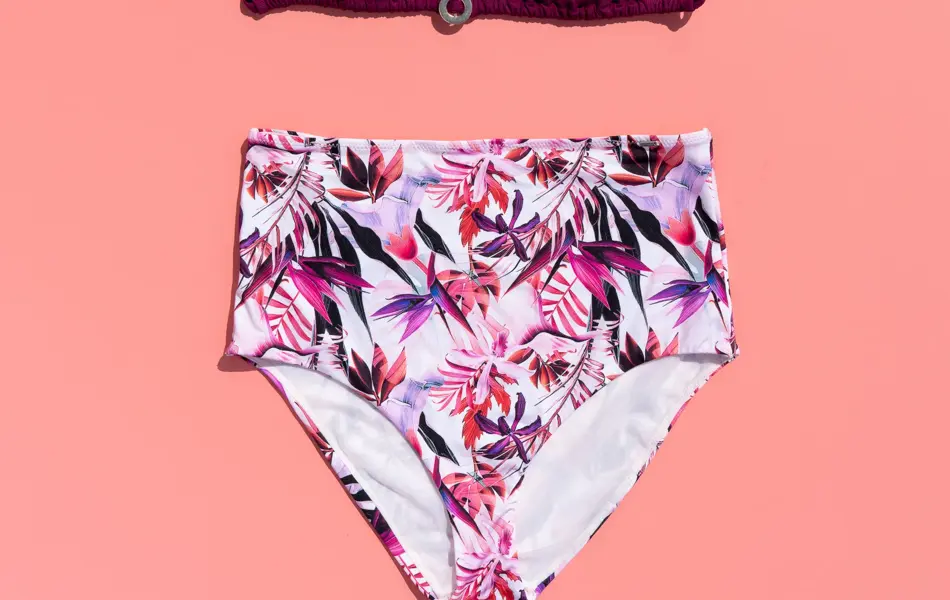 Burgunder bikinitopp og blomstret hvit og burgunder bikinitruse