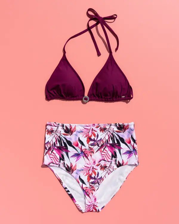 Burgunder bikinitopp og blomstret hvit og burgunder bikinitruse