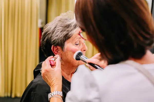 Eldre dame med makeup og makeup artist