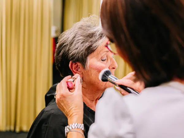 Eldre dame med makeup og makeup artist