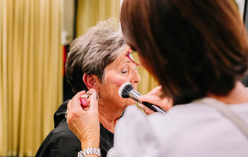 Eldre dame med makeup og makeup artist