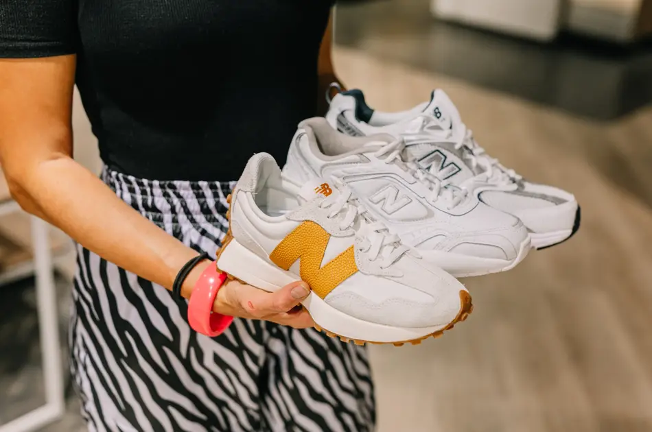 Dame som viser frem høstens sko