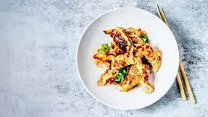 Dumplings på en tallerken og spisepinner ved siden av