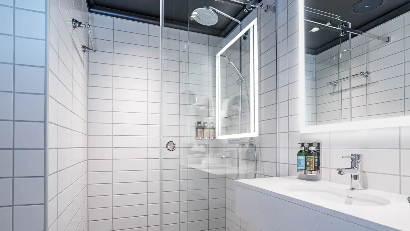 Vask og dusj med Loccitan produkter i dobbeltrom på Hotel Bristol
