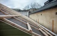Utsnitt av taket til Kjøpmannsgata 15 i Trondheim under oppussing. Mangler takstein.