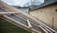 Utsnitt av taket til Kjøpmannsgata 15 i Trondheim under oppussing. Mangler takstein.