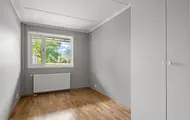 Tomt soverom med vindu og lyst tregulv, leilighet H0104, Hallingtunet i Flå.