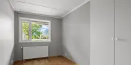 Tomt soverom med vindu og lyst tregulv, leilighet H0104, Hallingtunet i Flå.
