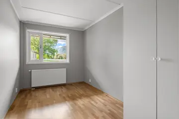 Tomt soverom med vindu og lyst tregulv, leilighet H0104, Hallingtunet i Flå.
