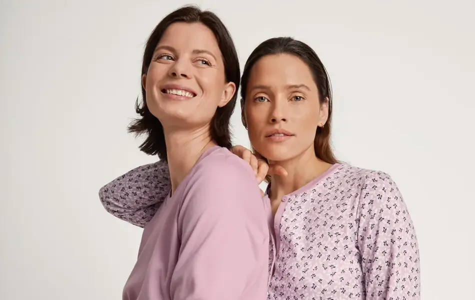 dame i rosa pysj og dame i lilla pysj