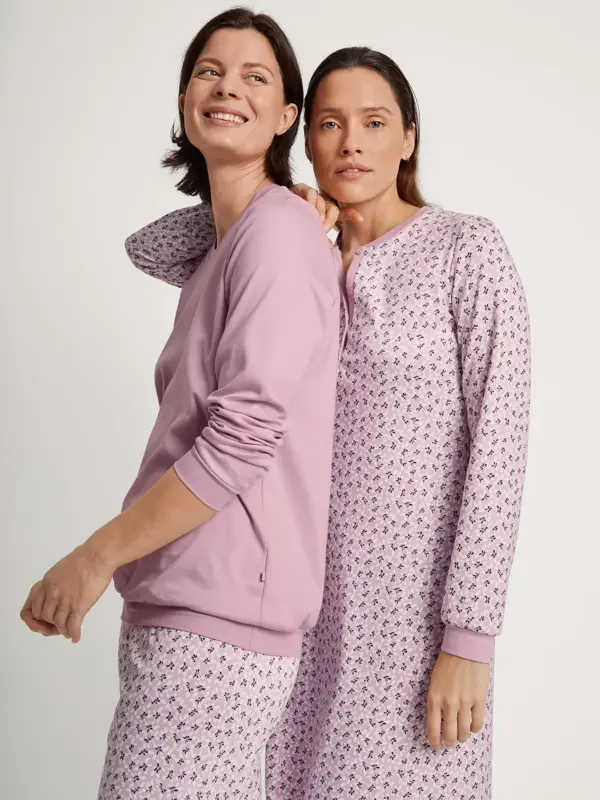 dame i rosa pysj og dame i lilla pysj