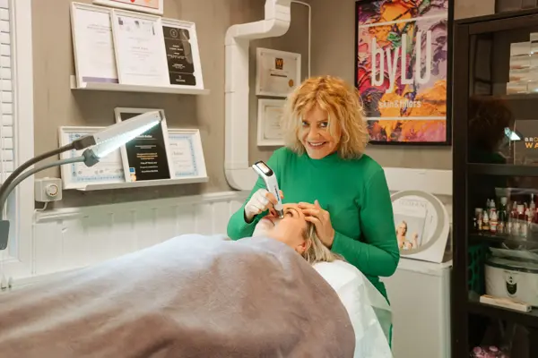 ansatt viser frem hudpleie