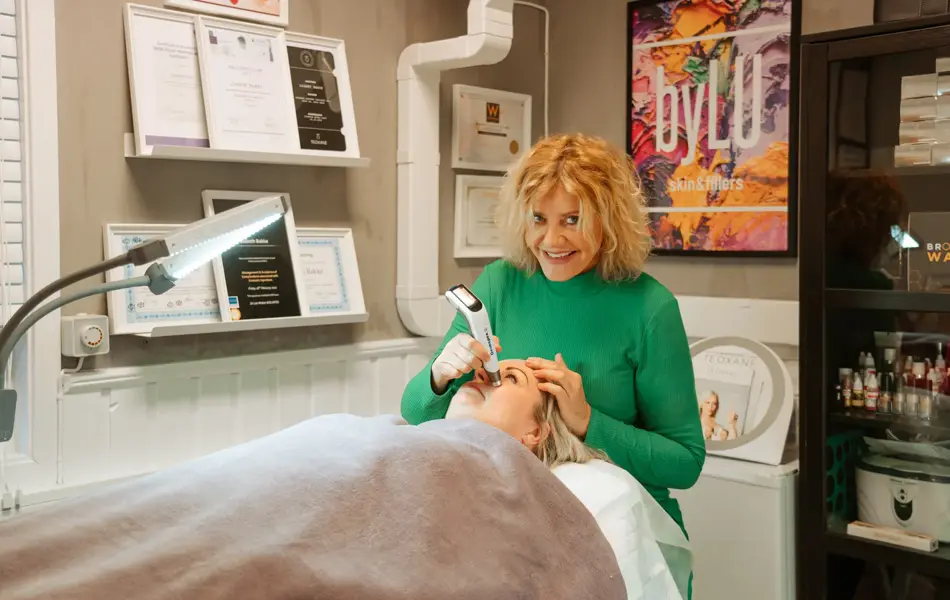 ansatt viser frem hudpleie