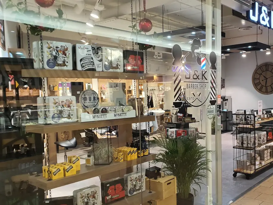 Butikkfasade av J&K barber shop 