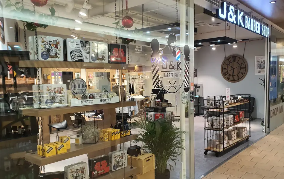 Butikkfasade av J&K barber shop 