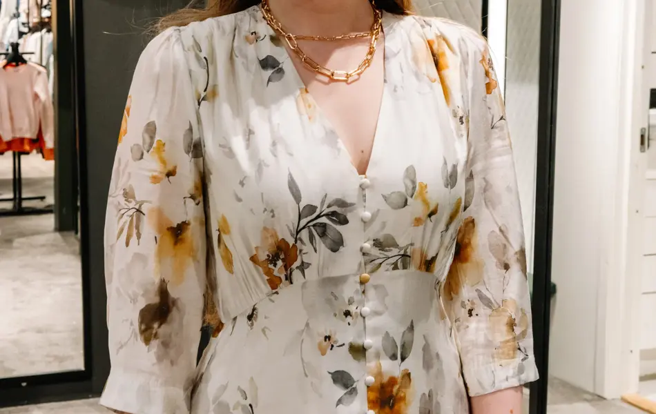 dame i kjole står foran prøverom