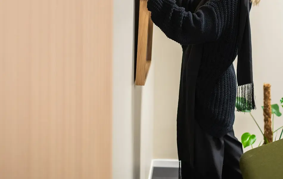 Guro Nygård Klemo henger opp speil. 