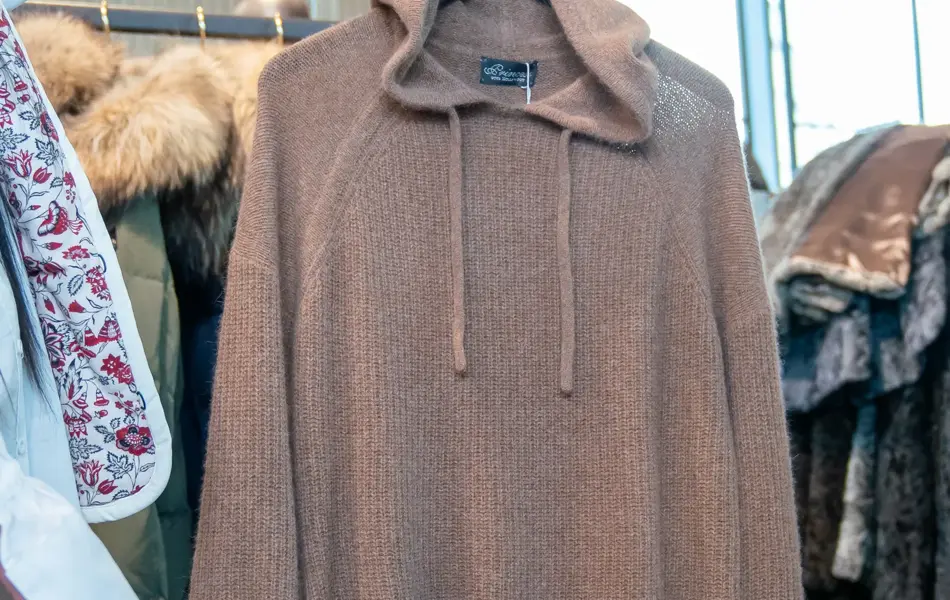 Pels produkter og lange jakker hos Freyja