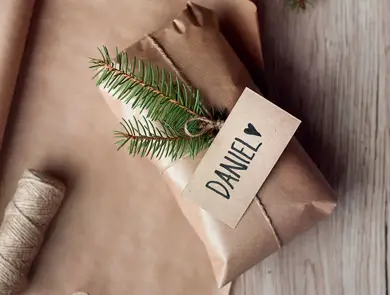 Ferdig innpakket gave med navnelapp Daniel på 