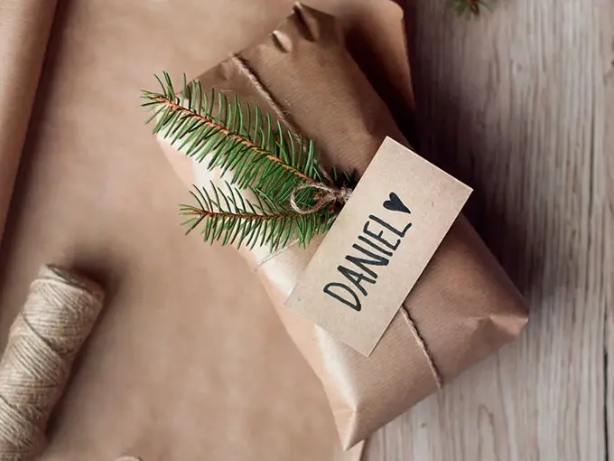 Ferdig innpakket gave med navnelapp Daniel på 