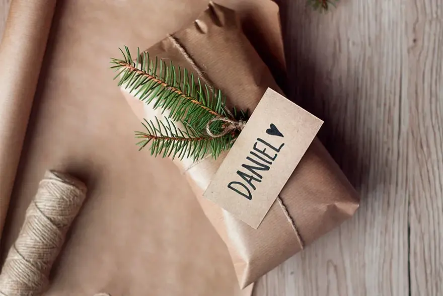 Ferdig innpakket gave med navnelapp Daniel på 