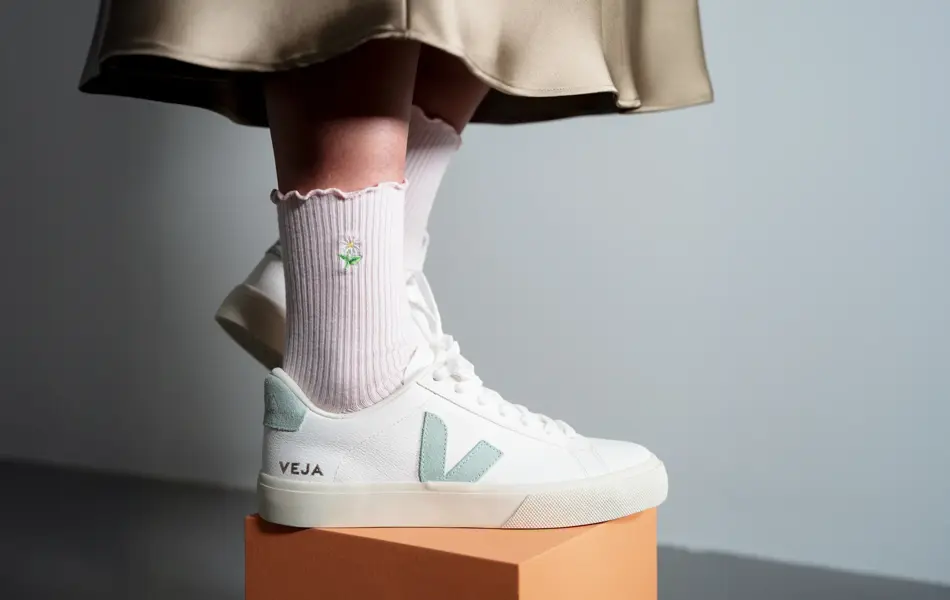 hvite Veja sneakers med mintgrønne detaljer