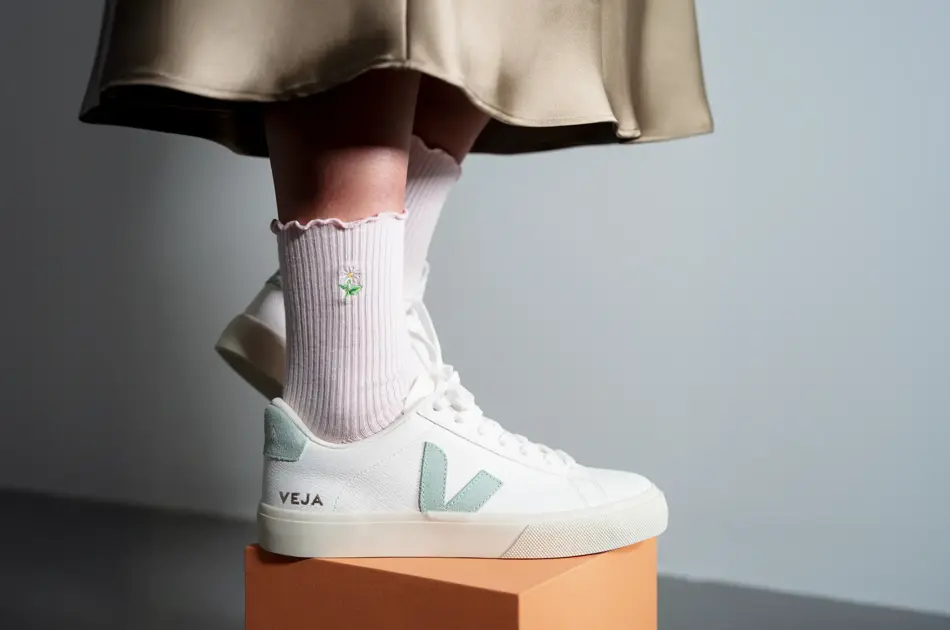 hvite Veja sneakers med mintgrønne detaljer