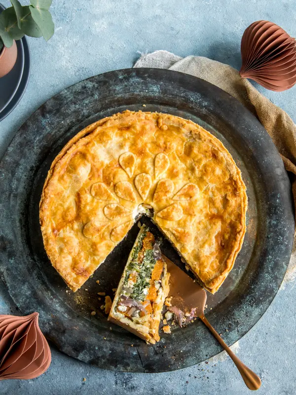 Pai med gresskar på et fat, med et stykke ved siden av fatet