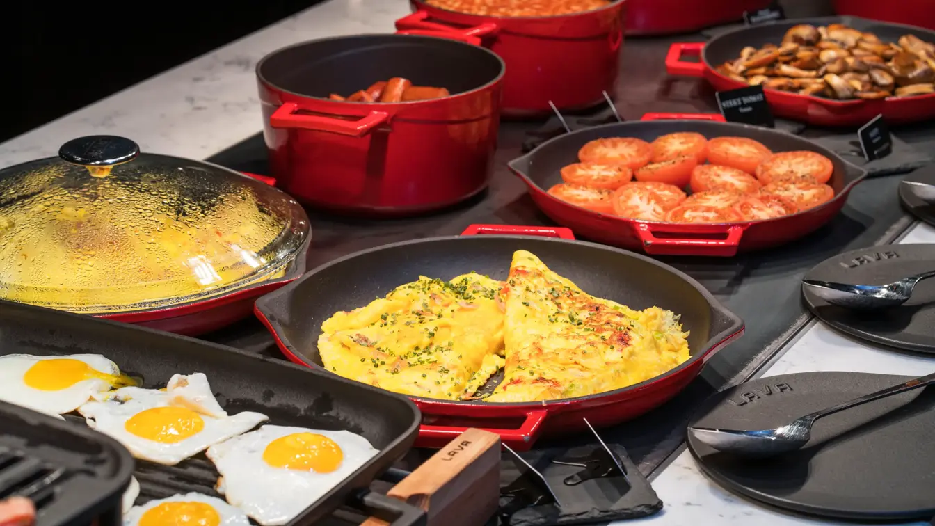 Speilegg og omelett på frokostbuffet på Thon Hotel Nidaros