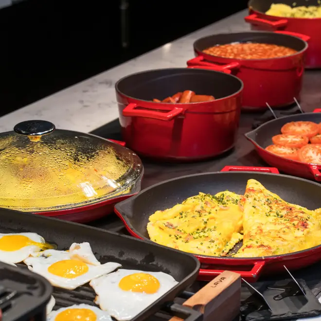Speilegg og omelett på frokostbuffet på Thon Hotel Nidaros