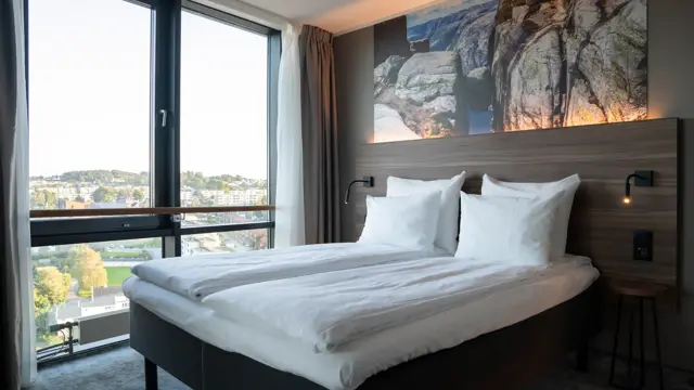 Suite med dobbeltseng, store vinduer med utsikt