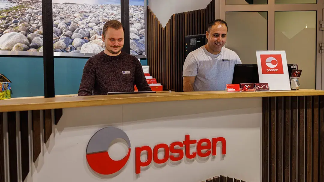 To menn bak en disk det står posen på