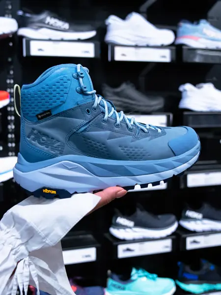 Løpesko fra Hooka og treningstøy fra Anton Sport