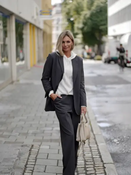 Bilde av kvinnelig modell utendørs på fortau.