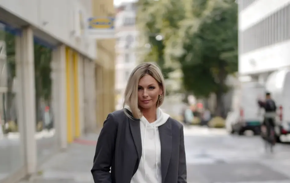 Bilde av kvinnelig modell utendørs på fortau.