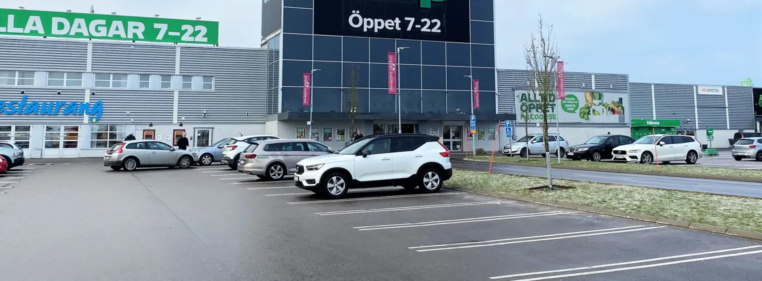 Fasaden til Överby Shopping, tatt fra parkeringsplassen