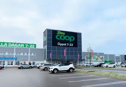 Fasaden til Överby Shopping, tatt fra parkeringsplassen