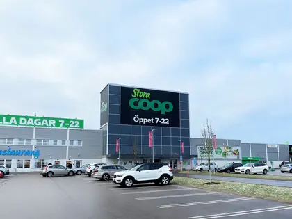 Fasaden til Överby Shopping, tatt fra parkeringsplassen