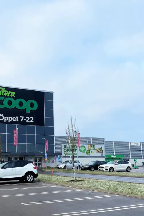 Fasaden til Överby Shopping, tatt fra parkeringsplassen