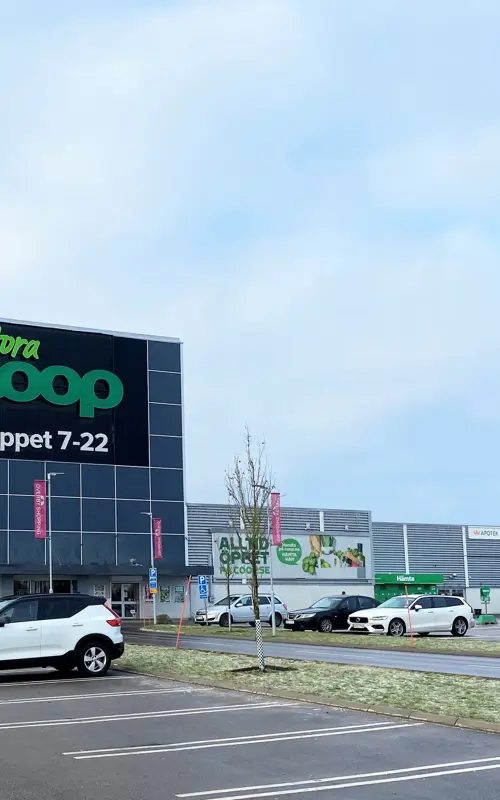 Fasaden til Överby Shopping, tatt fra parkeringsplassen