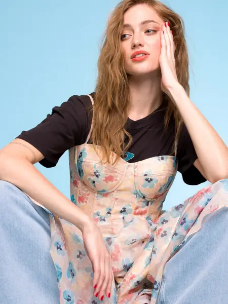 Dame som viser vårmote