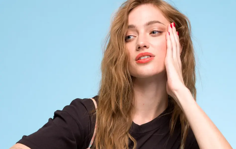 Dame som viser vårmote