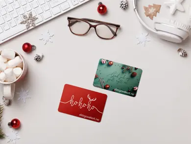 skrivebord med juletema og to dittgavekort