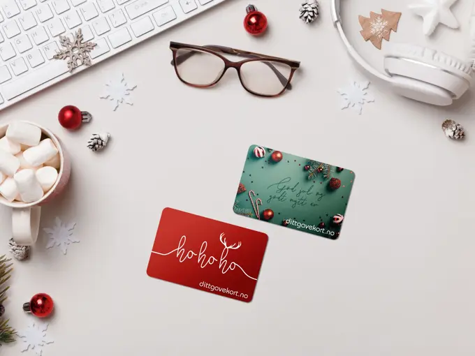 skrivebord med juletema og to dittgavekort