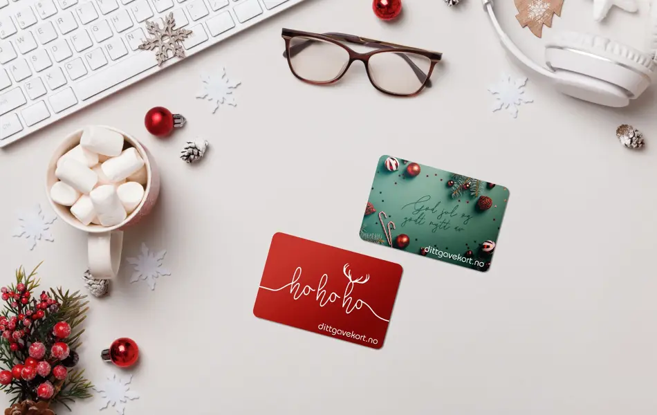 skrivebord med juletema og to dittgavekort