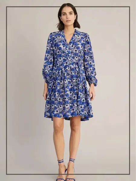 Dame i blomsterkjole