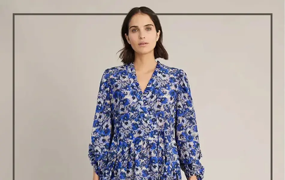 Dame i blomsterkjole