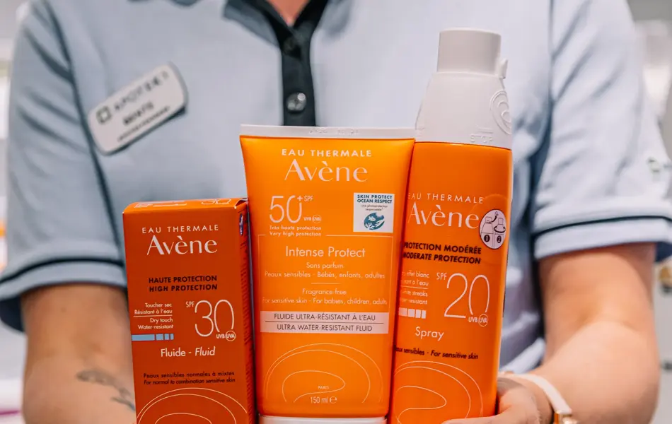 Dame som holder frem solkrem